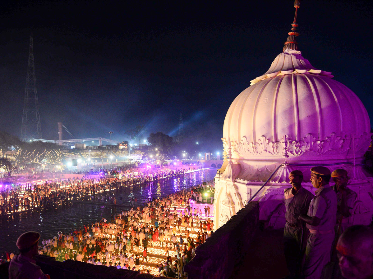 New Record As Nearly 6 Lakh Diyas Lit Up In Ayodhya Photo Gallery - Sakshi1