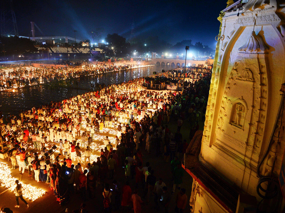 New Record As Nearly 6 Lakh Diyas Lit Up In Ayodhya Photo Gallery - Sakshi10