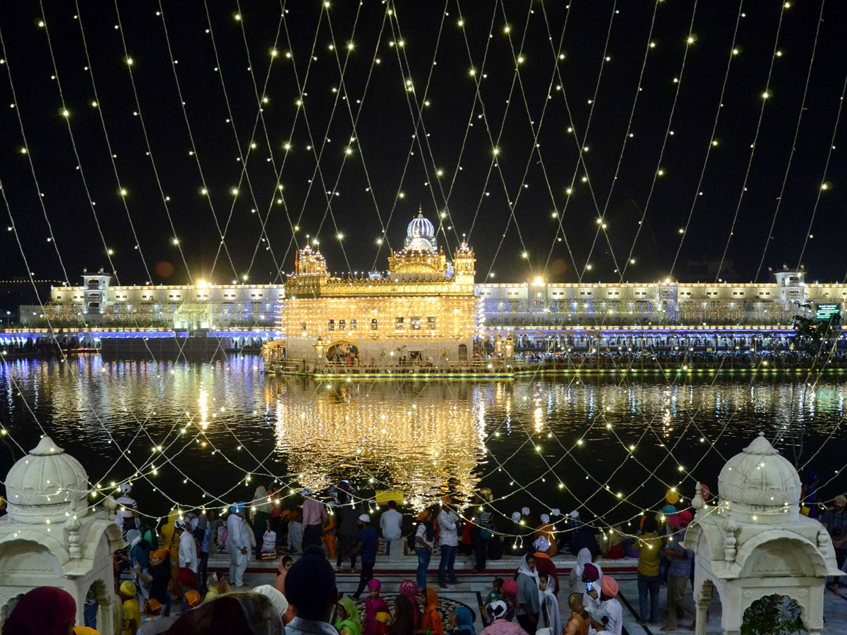 New Record As Nearly 6 Lakh Diyas Lit Up In Ayodhya Photo Gallery - Sakshi13