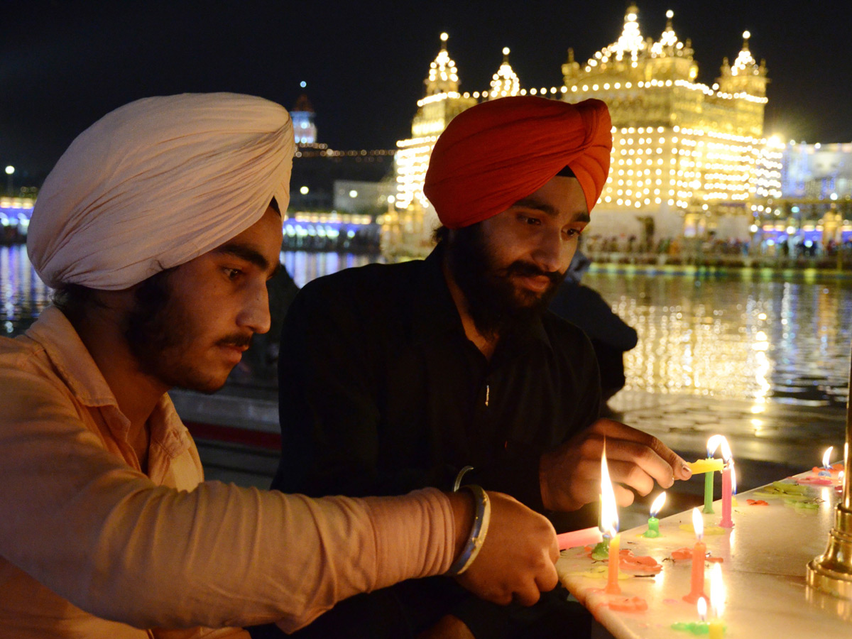 New Record As Nearly 6 Lakh Diyas Lit Up In Ayodhya Photo Gallery - Sakshi14