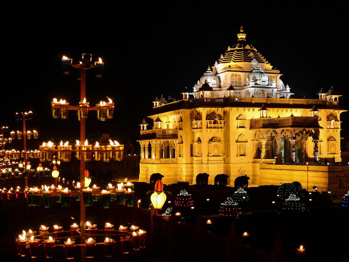 New Record As Nearly 6 Lakh Diyas Lit Up In Ayodhya Photo Gallery - Sakshi2