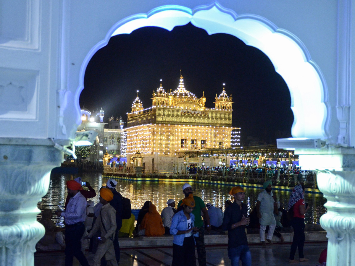 New Record As Nearly 6 Lakh Diyas Lit Up In Ayodhya Photo Gallery - Sakshi3