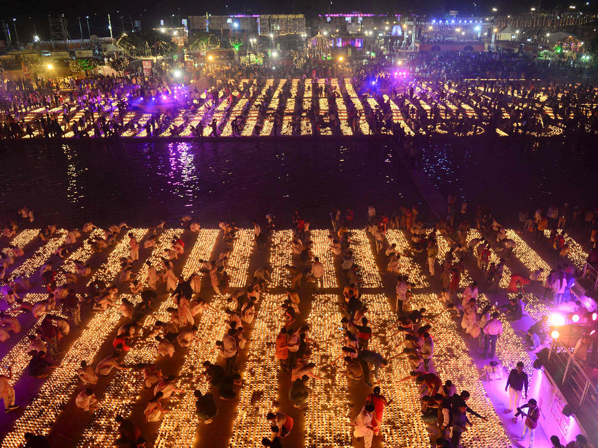 New Record As Nearly 6 Lakh Diyas Lit Up In Ayodhya Photo Gallery - Sakshi4