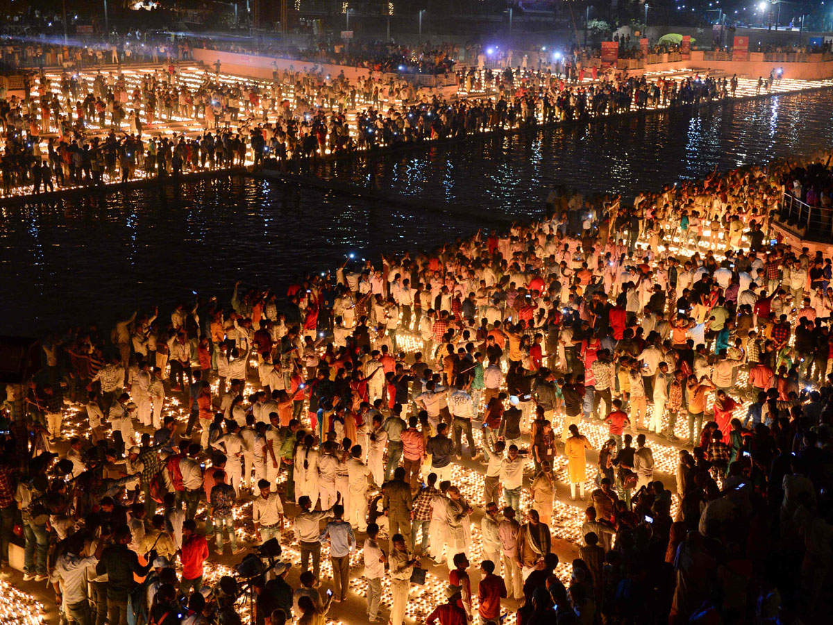 New Record As Nearly 6 Lakh Diyas Lit Up In Ayodhya Photo Gallery - Sakshi5