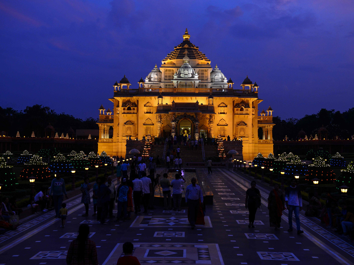 New Record As Nearly 6 Lakh Diyas Lit Up In Ayodhya Photo Gallery - Sakshi6