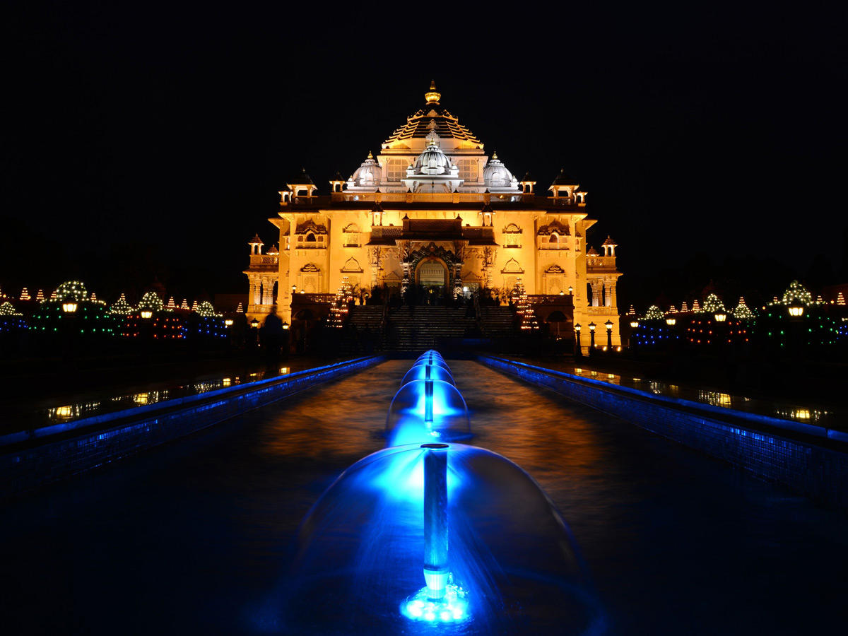 New Record As Nearly 6 Lakh Diyas Lit Up In Ayodhya Photo Gallery - Sakshi8