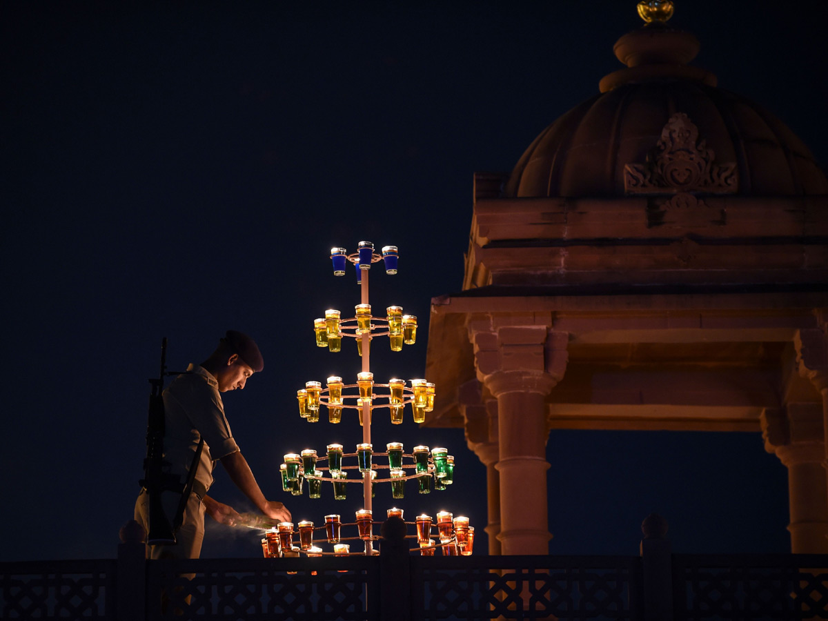 New Record As Nearly 6 Lakh Diyas Lit Up In Ayodhya Photo Gallery - Sakshi9