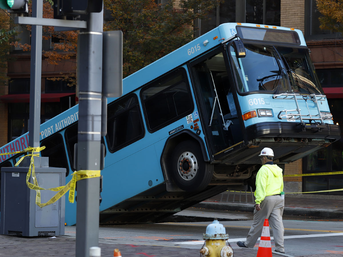 Cranes Remove Bus Partially Swallowed by Pittsburgh Sinkhole - Sakshi2