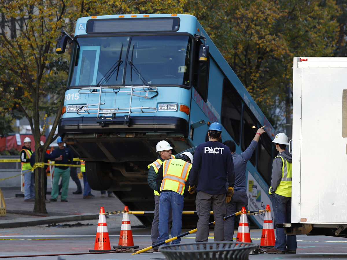 Cranes Remove Bus Partially Swallowed by Pittsburgh Sinkhole - Sakshi3