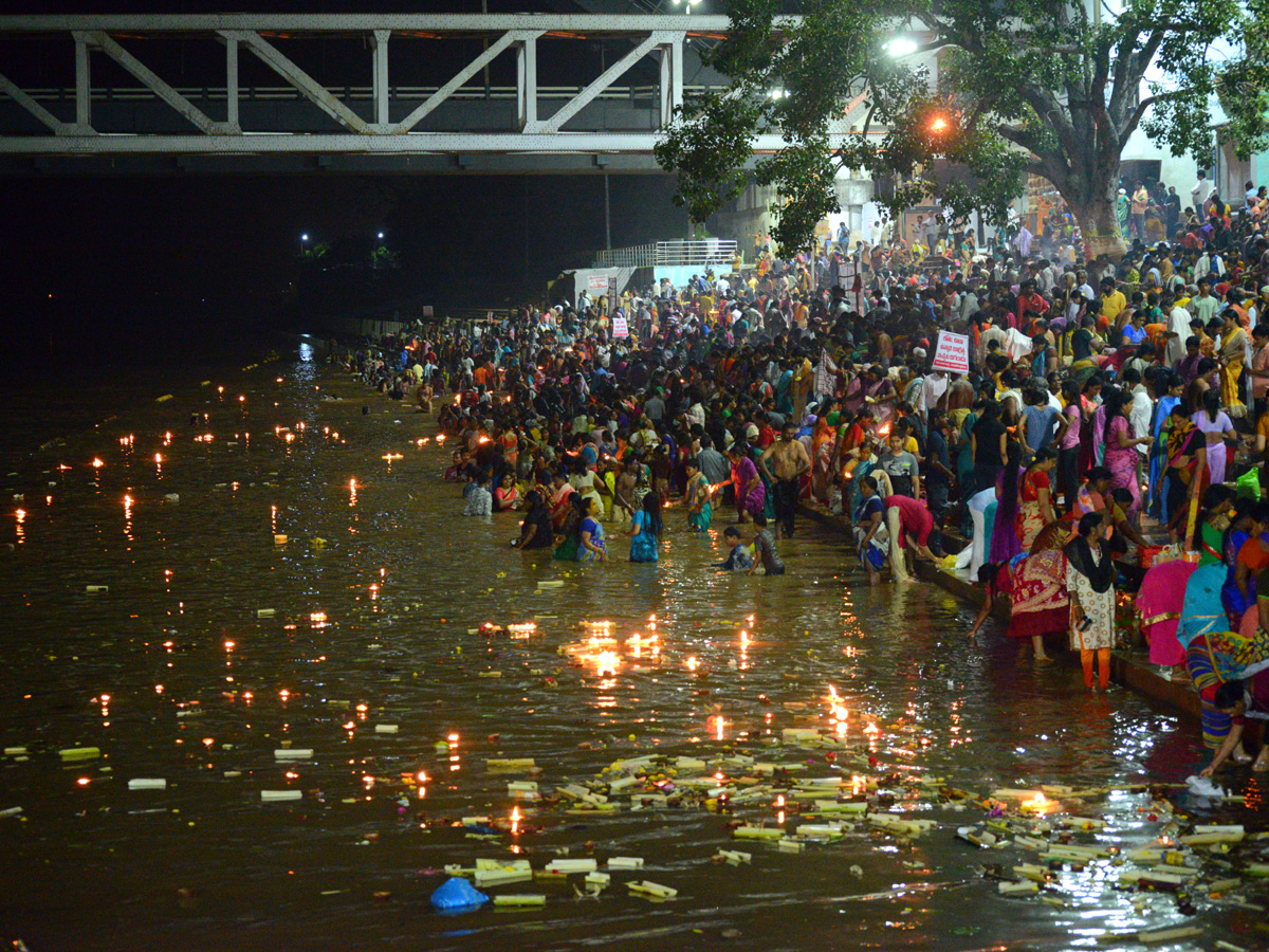 Karthika Masam Celebrations at Pushkar Ghat Rajahmundry Photo Gallery - Sakshi1