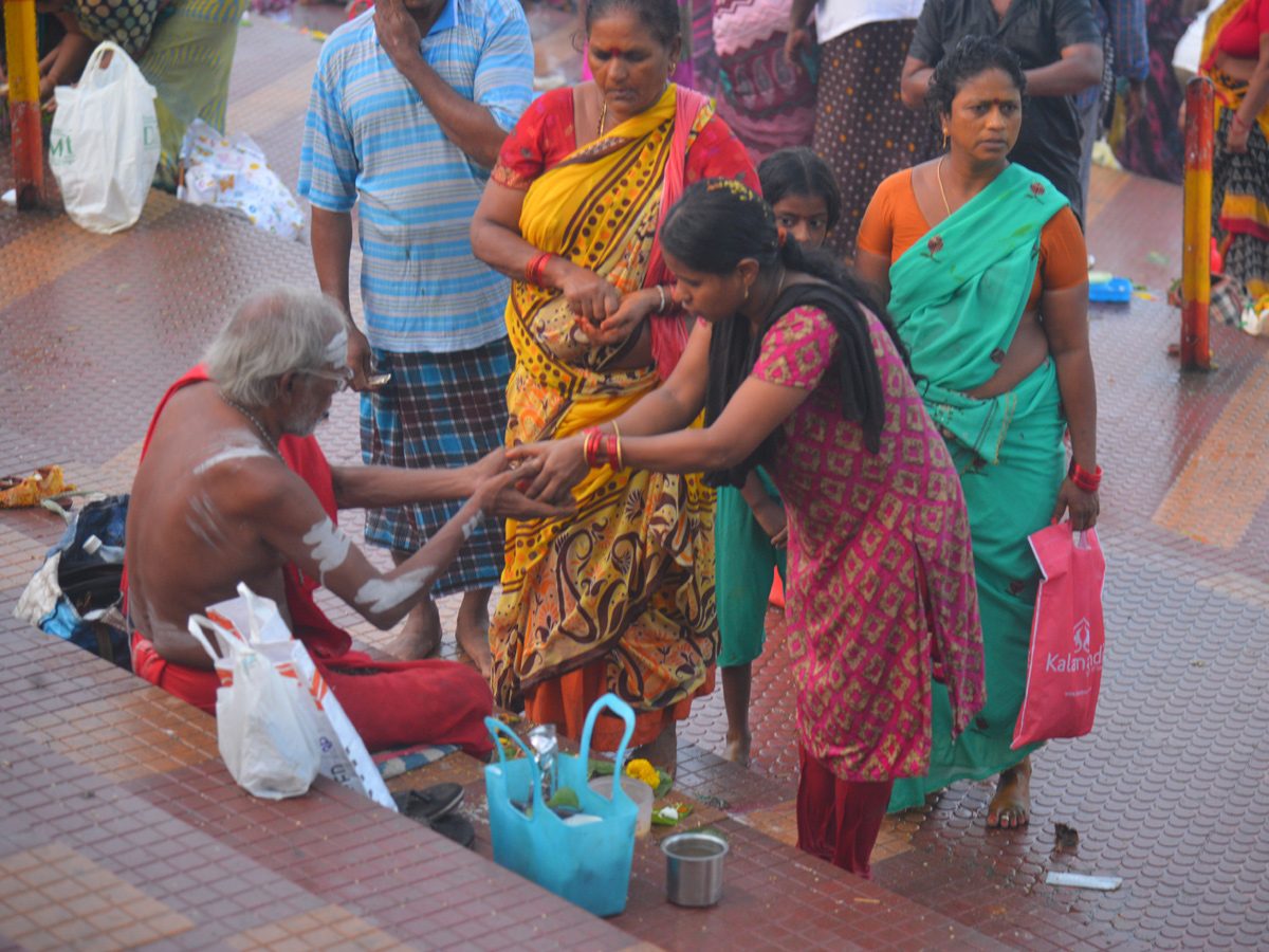 Karthika Masam Celebrations at Pushkar Ghat Rajahmundry Photo Gallery - Sakshi11