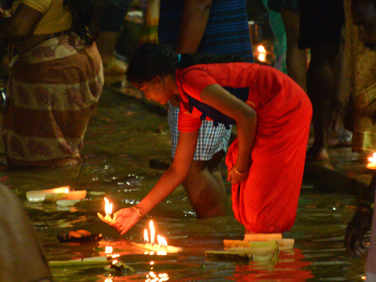 Karthika Masam Celebrations at Pushkar Ghat Rajahmundry Photo Gallery - Sakshi14