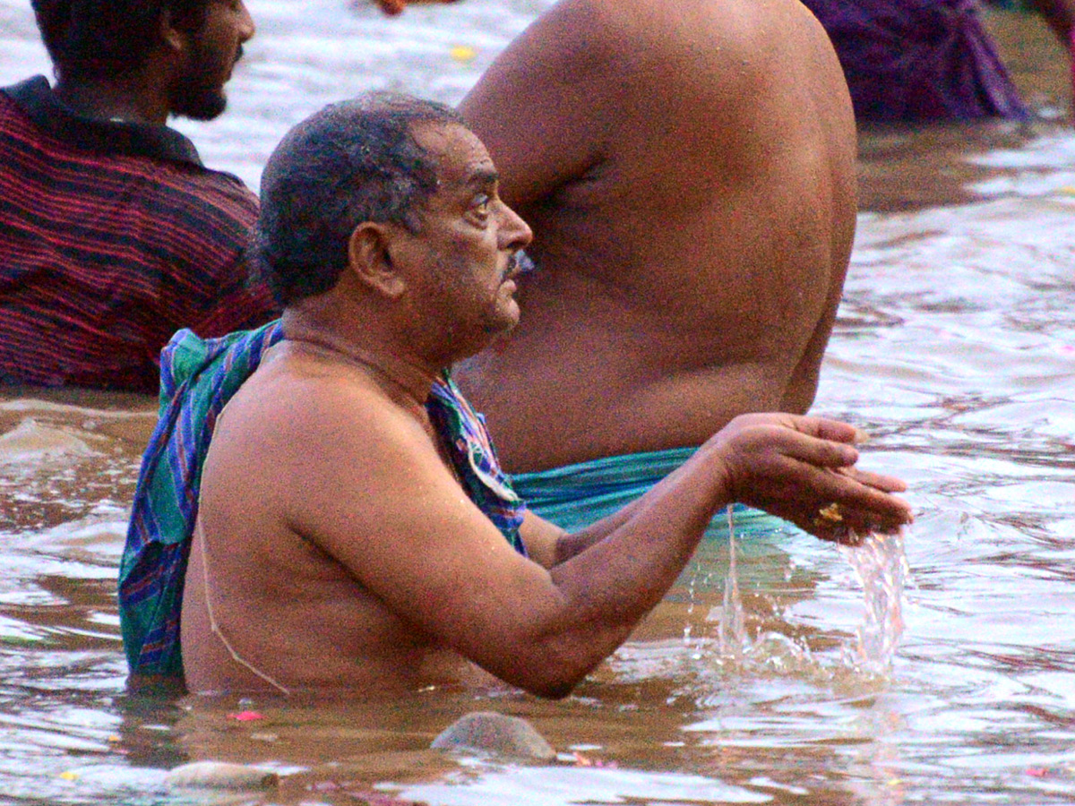 Karthika Masam Celebrations at Pushkar Ghat Rajahmundry Photo Gallery - Sakshi18