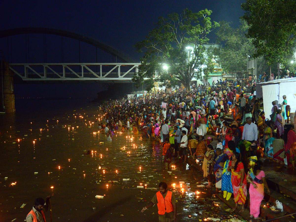 Karthika Masam Celebrations at Pushkar Ghat Rajahmundry Photo Gallery - Sakshi2