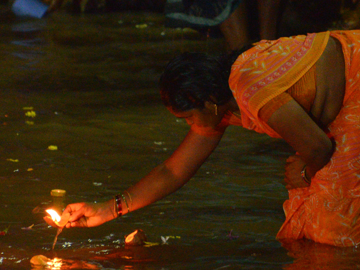 Karthika Masam Celebrations at Pushkar Ghat Rajahmundry Photo Gallery - Sakshi20