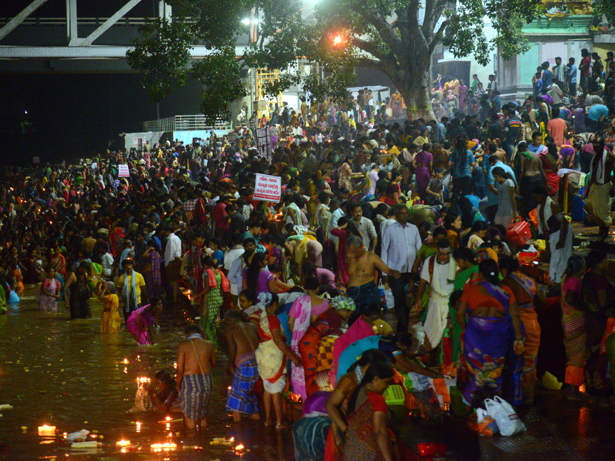 Karthika Masam Celebrations at Pushkar Ghat Rajahmundry Photo Gallery - Sakshi21