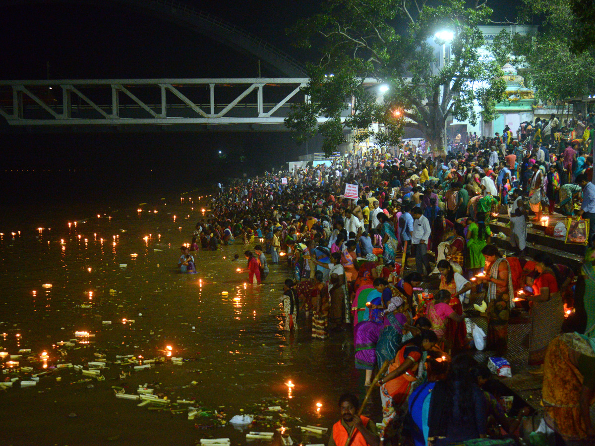 Karthika Masam Celebrations at Pushkar Ghat Rajahmundry Photo Gallery - Sakshi25