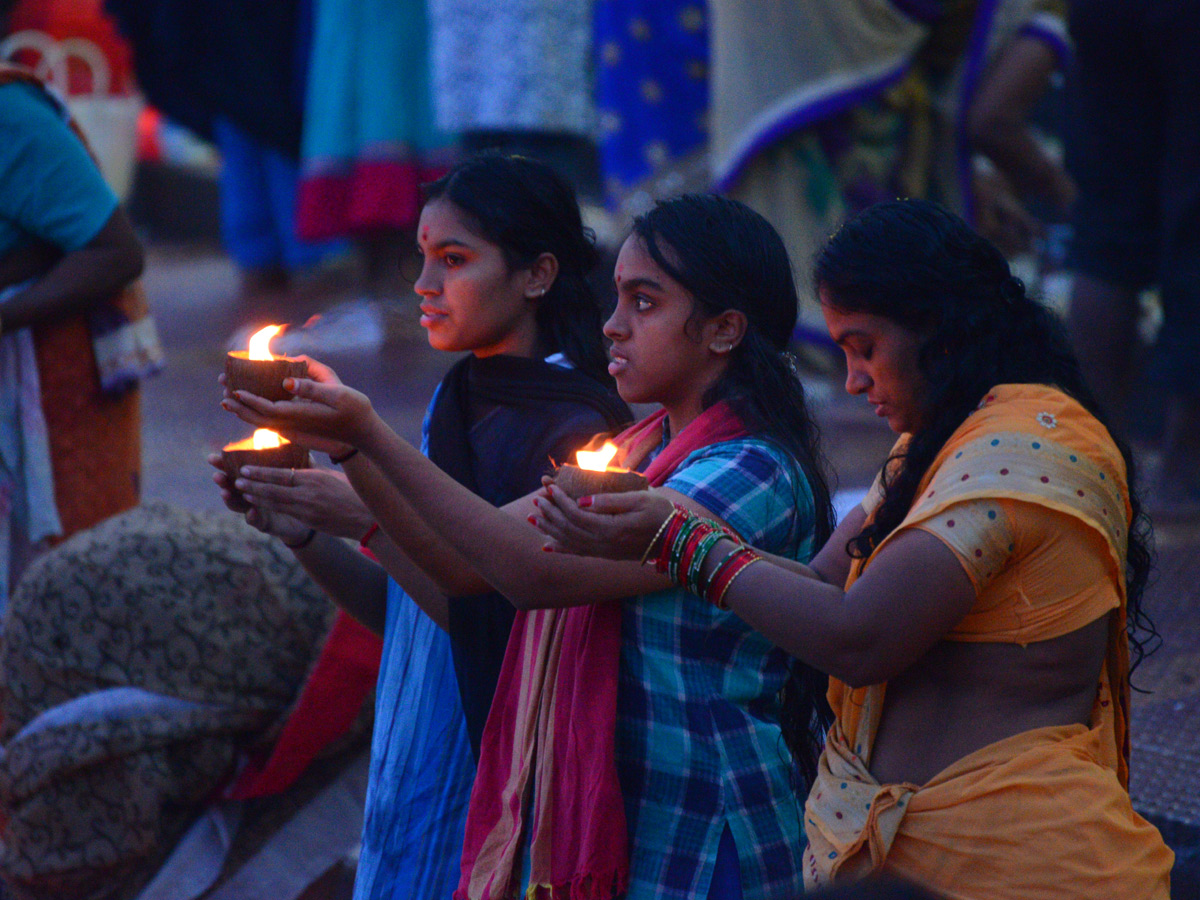 Karthika Masam Celebrations at Pushkar Ghat Rajahmundry Photo Gallery - Sakshi4