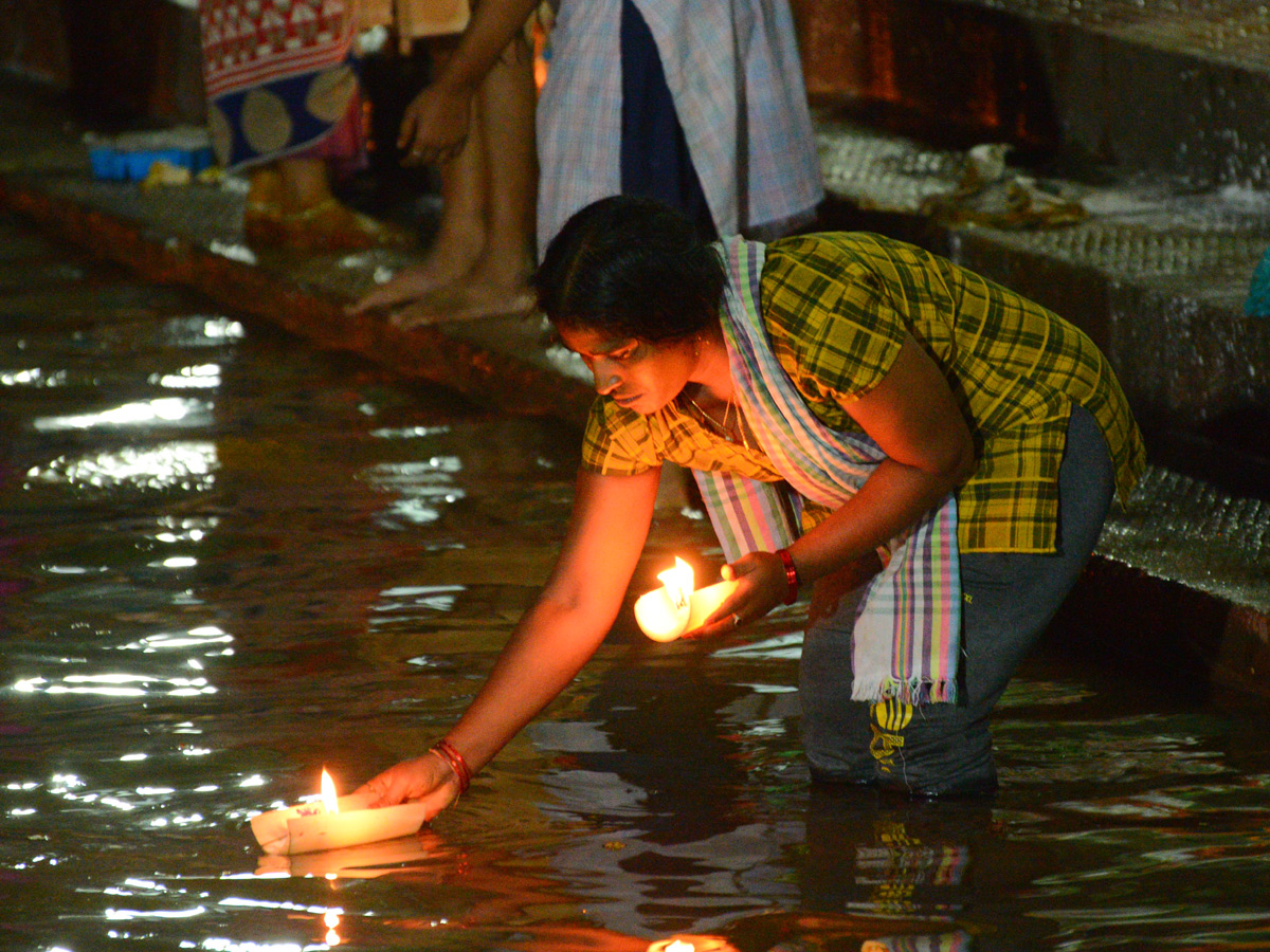 Karthika Masam Celebrations at Pushkar Ghat Rajahmundry Photo Gallery - Sakshi5