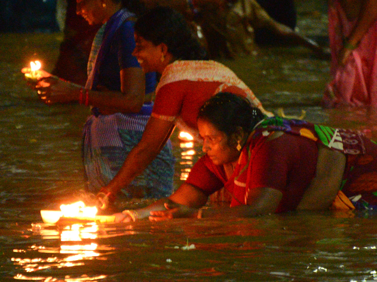 Karthika Masam Celebrations at Pushkar Ghat Rajahmundry Photo Gallery - Sakshi6