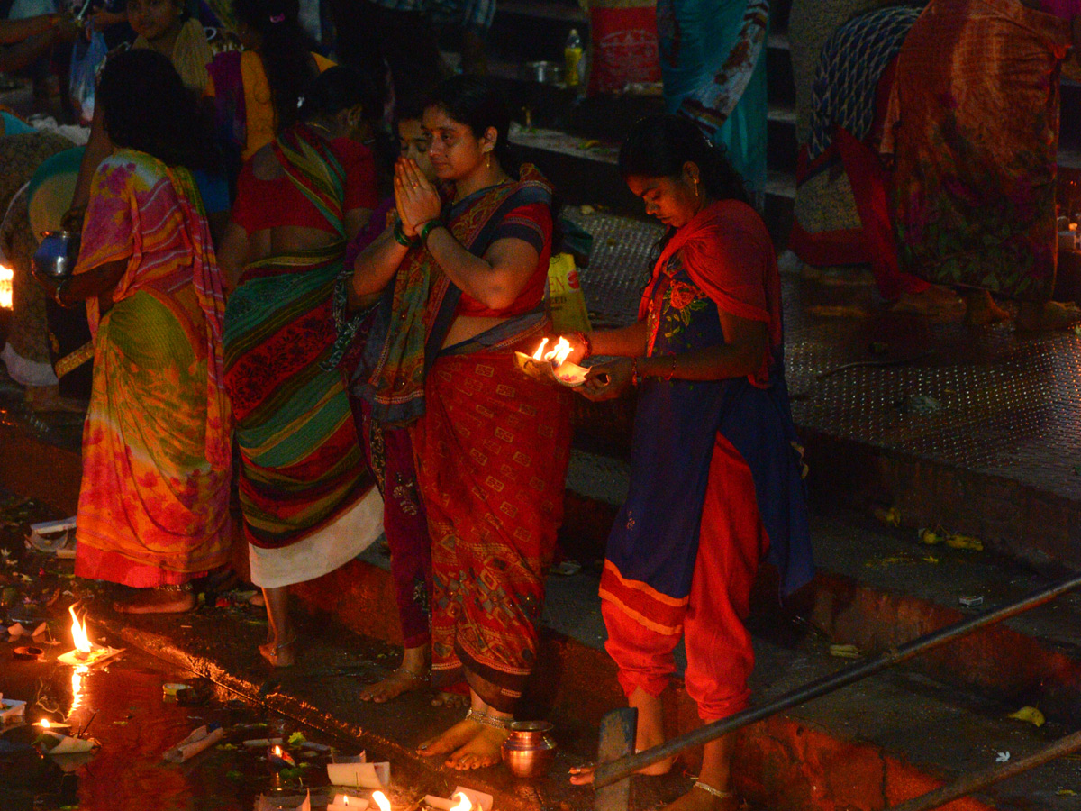 Karthika Masam Celebrations at Pushkar Ghat Rajahmundry Photo Gallery - Sakshi7