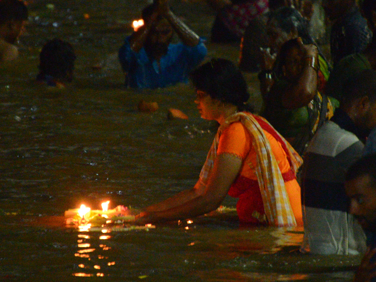 Karthika Masam Celebrations at Pushkar Ghat Rajahmundry Photo Gallery - Sakshi8