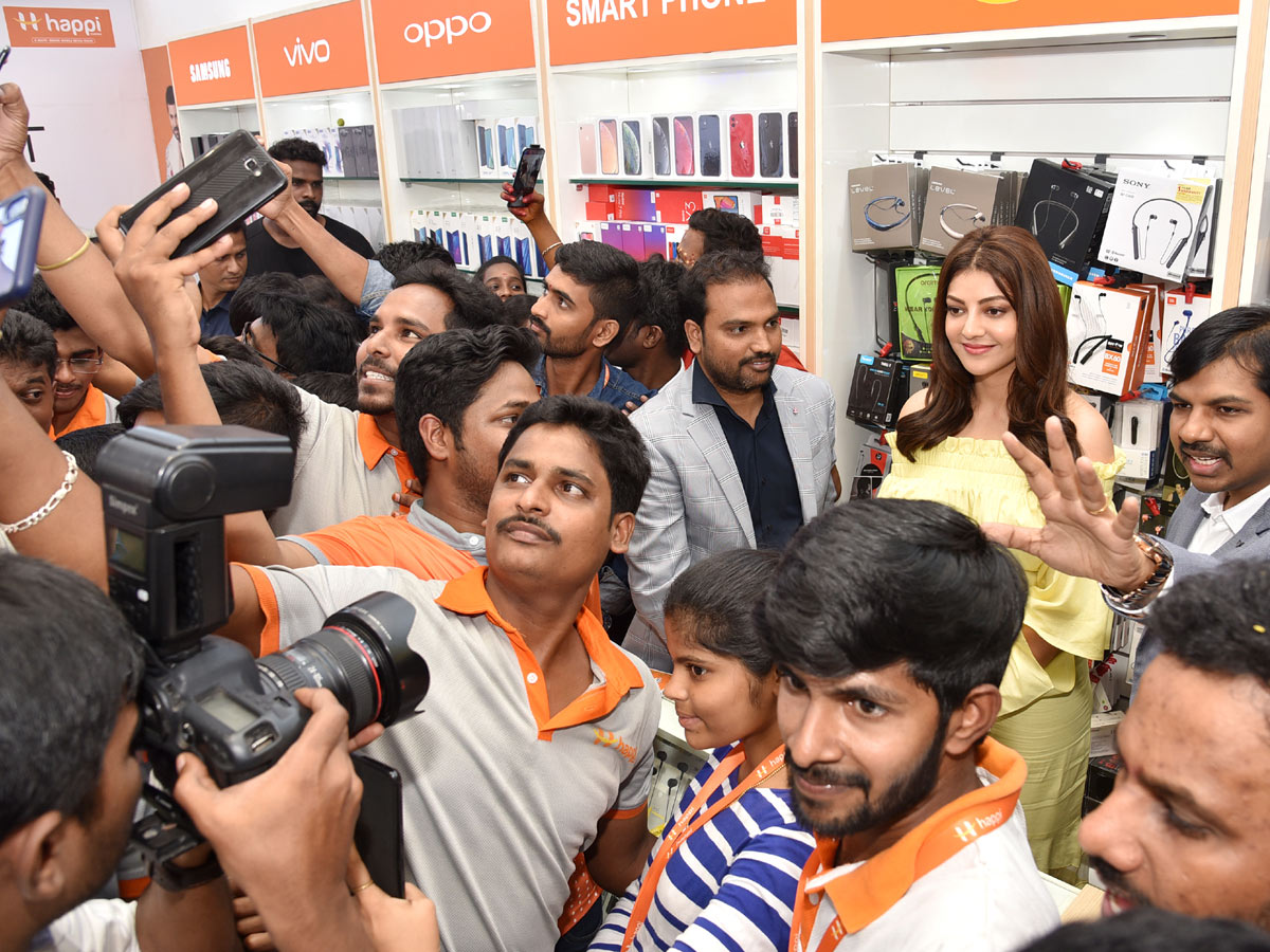 Kajal Aggarwal launches Happi Mobiles Showroom at Visakhapatnam - Sakshi1