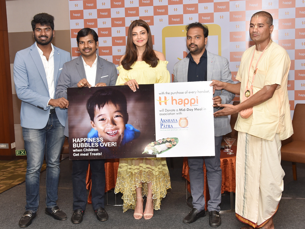 Kajal Aggarwal launches Happi Mobiles Showroom at Visakhapatnam - Sakshi6