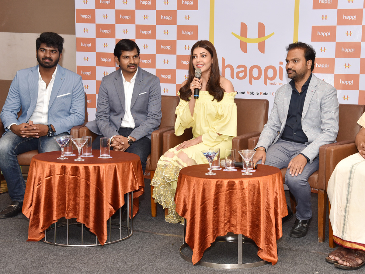 Kajal Aggarwal launches Happi Mobiles Showroom at Visakhapatnam - Sakshi9