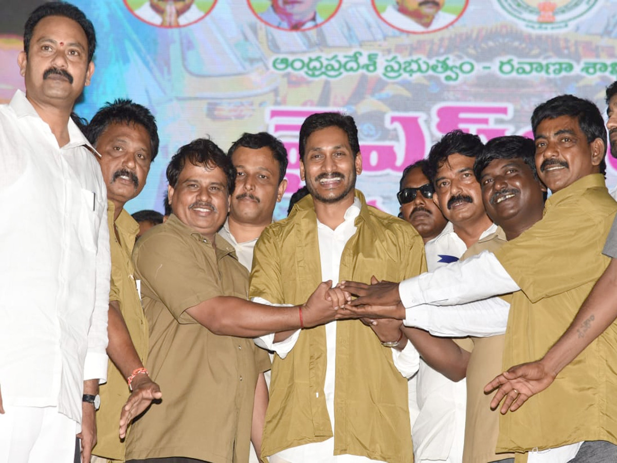 CM YS Jagan Mohan Reddy to launch YSR Vahana Mitra at Eluru Photo Gallery - Sakshi2