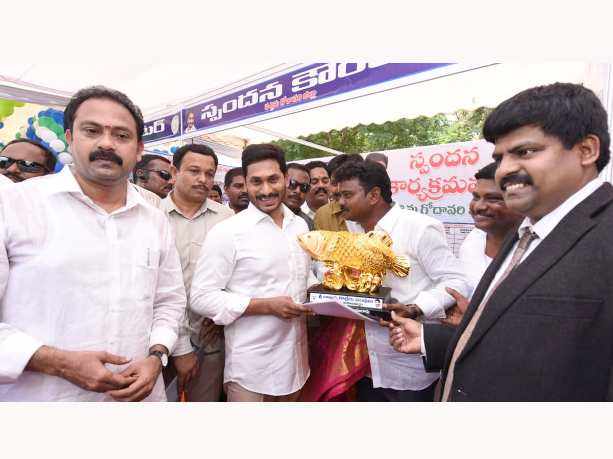 CM YS Jagan Mohan Reddy to launch YSR Vahana Mitra at Eluru Photo Gallery - Sakshi10