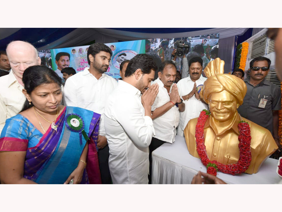 CM YS Jagan Mohan Reddy to launch YSR Vahana Mitra at Eluru Photo Gallery - Sakshi13