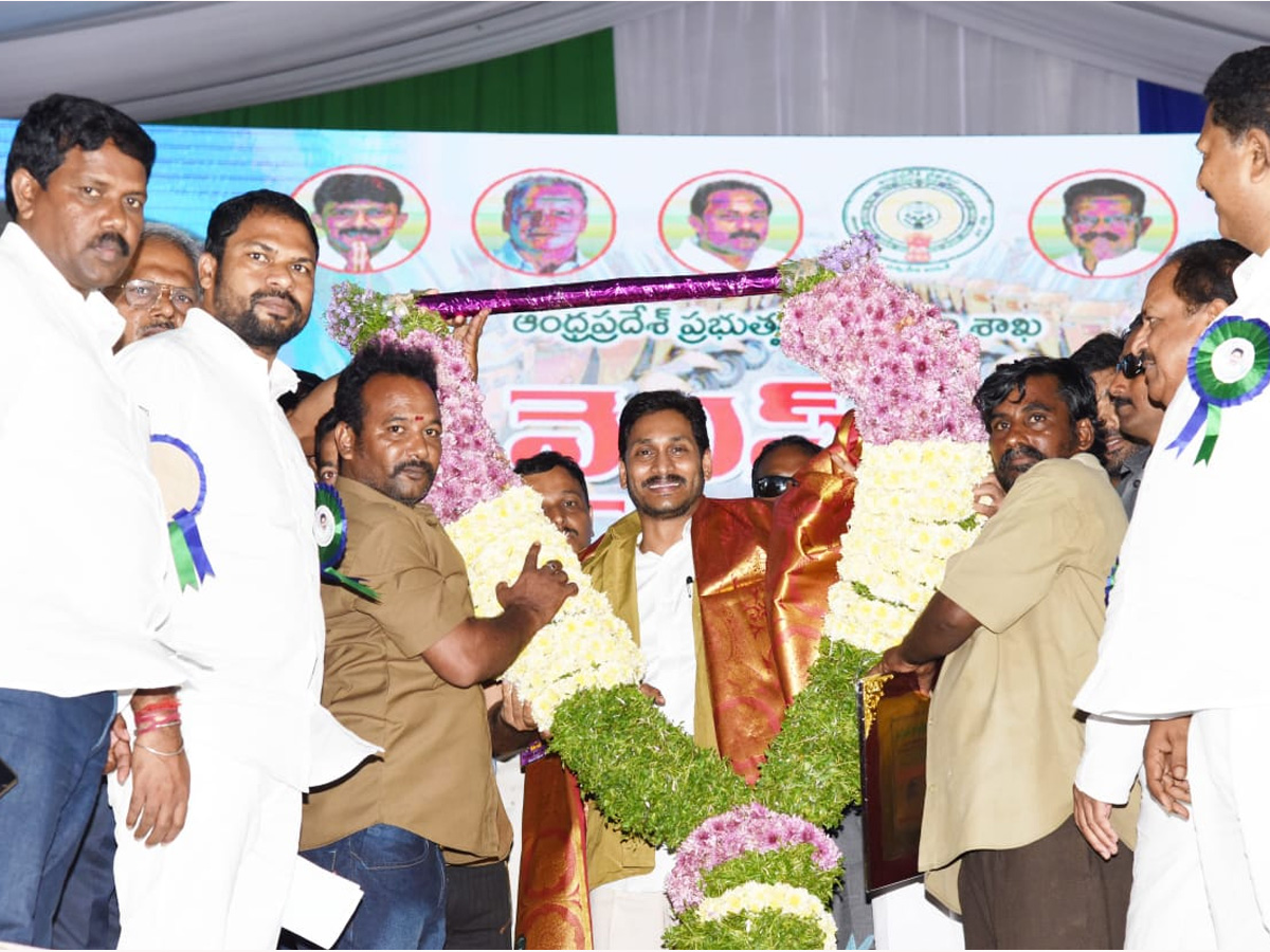 CM YS Jagan Mohan Reddy to launch YSR Vahana Mitra at Eluru Photo Gallery - Sakshi1