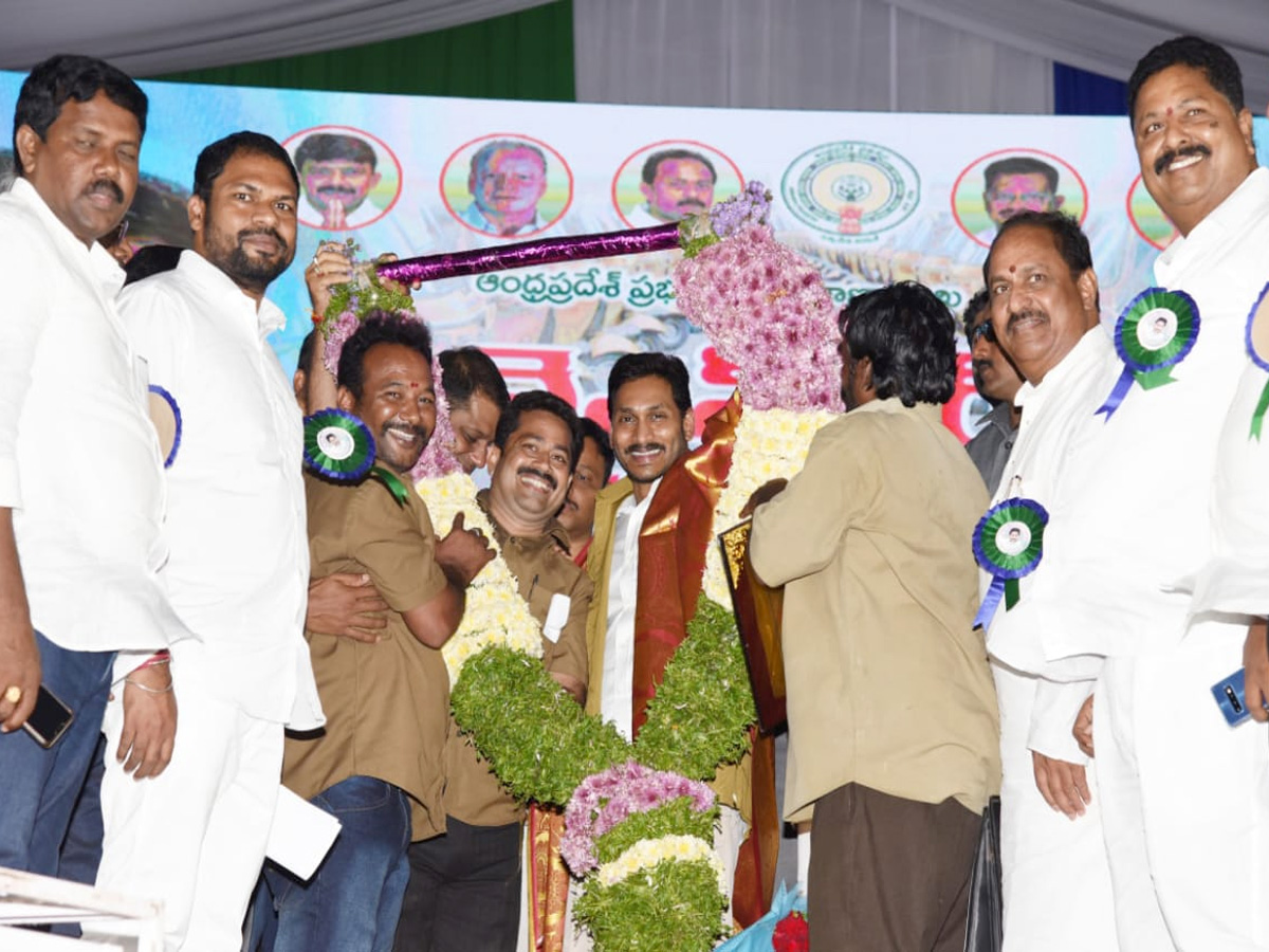 CM YS Jagan Mohan Reddy to launch YSR Vahana Mitra at Eluru Photo Gallery - Sakshi8