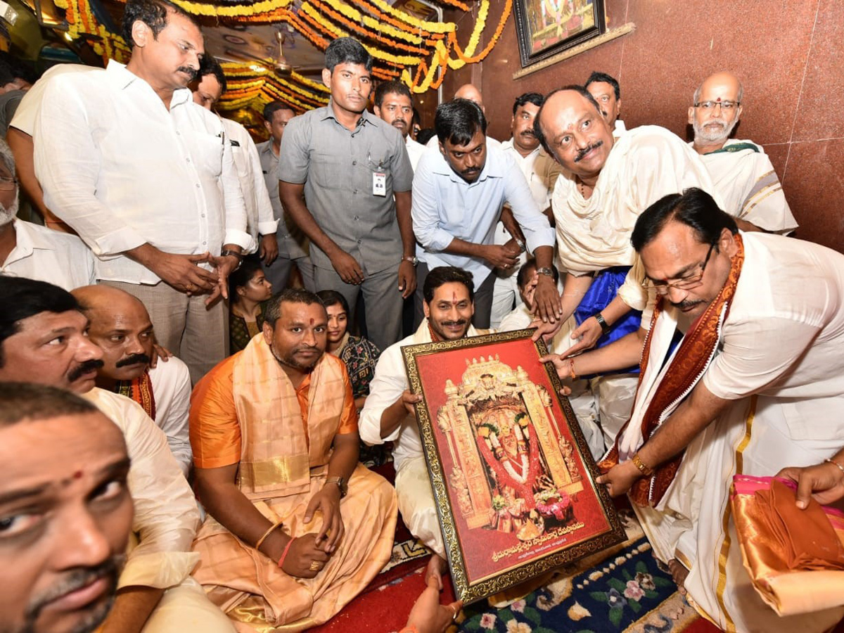 CM YS Jagan Offers Silk Robes To Goddess KanakaDurgamma Photo Gallery - Sakshi10