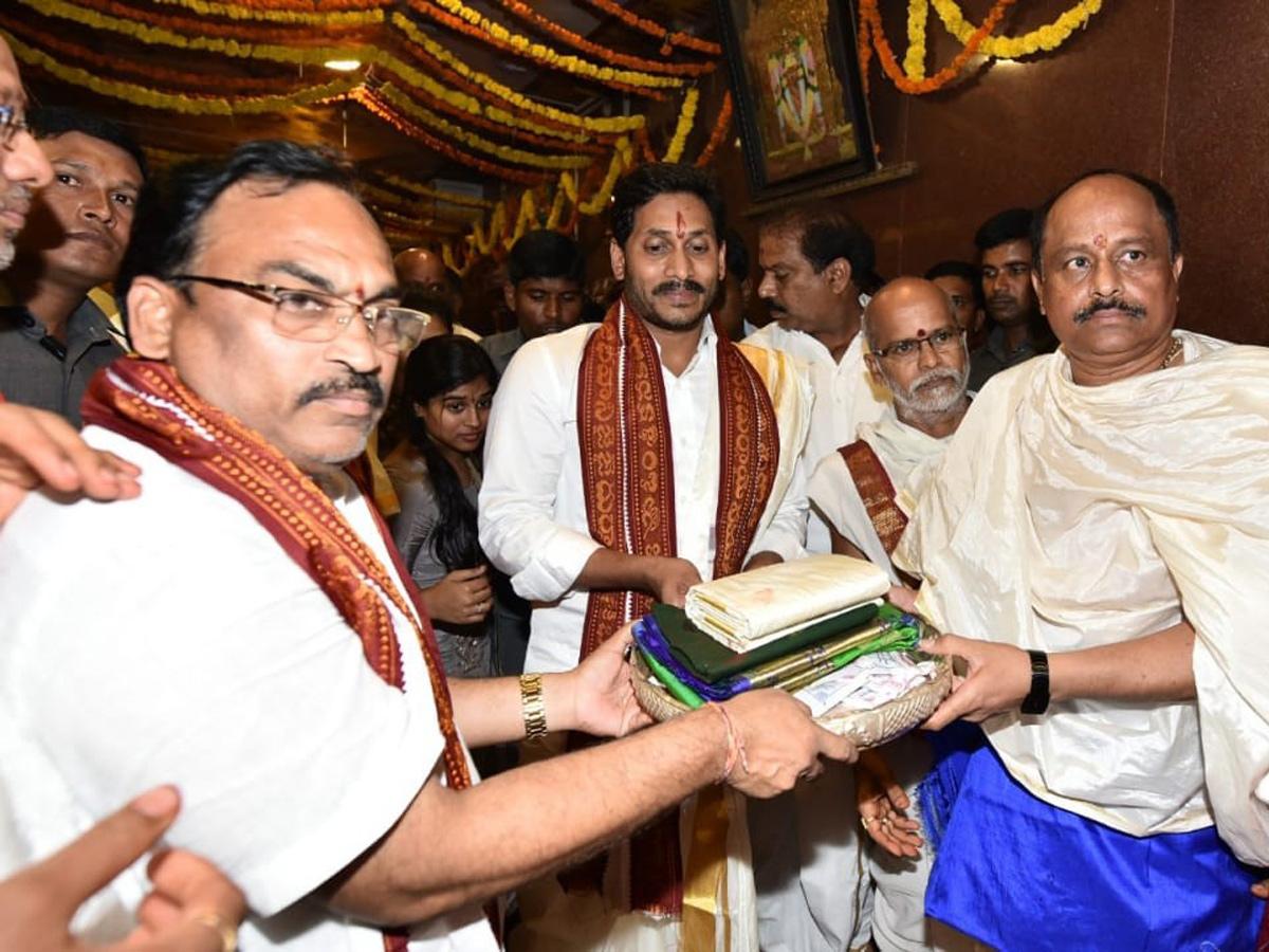 CM YS Jagan Offers Silk Robes To Goddess KanakaDurgamma Photo Gallery - Sakshi11