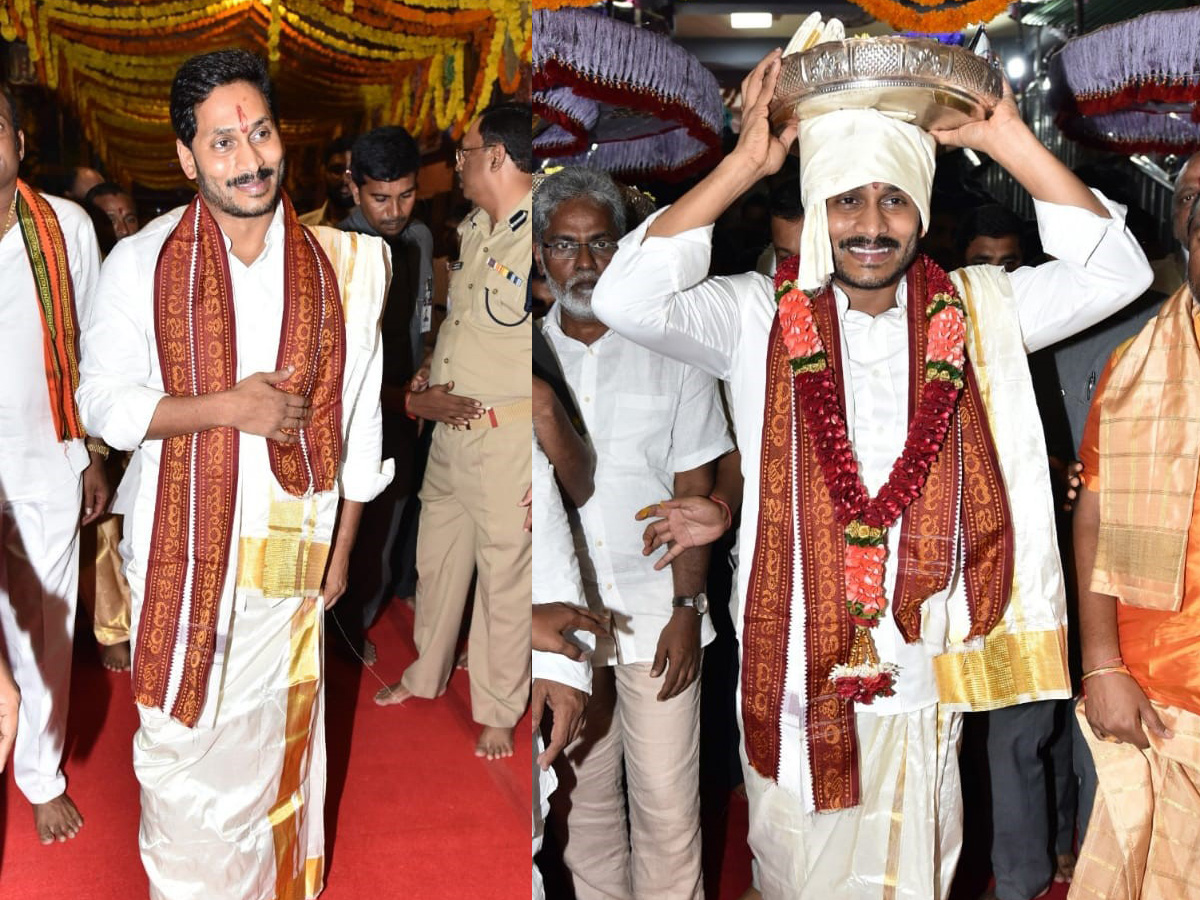 CM YS Jagan Offers Silk Robes To Goddess KanakaDurgamma Photo Gallery - Sakshi12