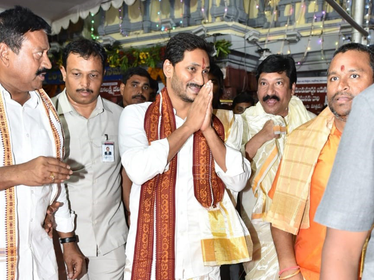 CM YS Jagan Offers Silk Robes To Goddess KanakaDurgamma Photo Gallery - Sakshi13