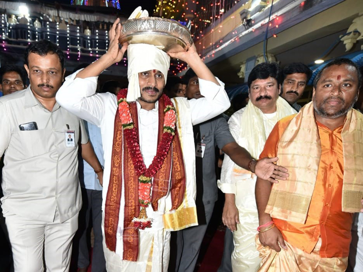 CM YS Jagan Offers Silk Robes To Goddess KanakaDurgamma Photo Gallery - Sakshi14