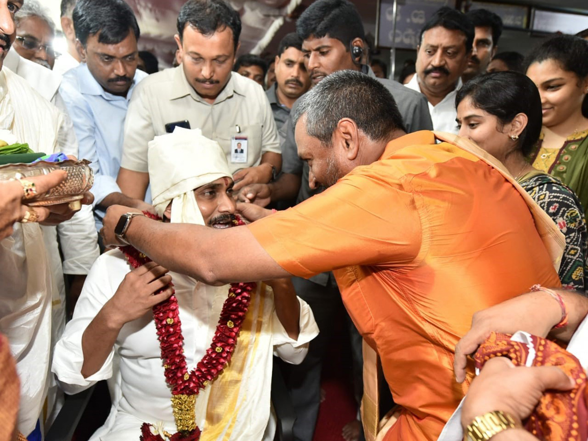 CM YS Jagan Offers Silk Robes To Goddess KanakaDurgamma Photo Gallery - Sakshi15