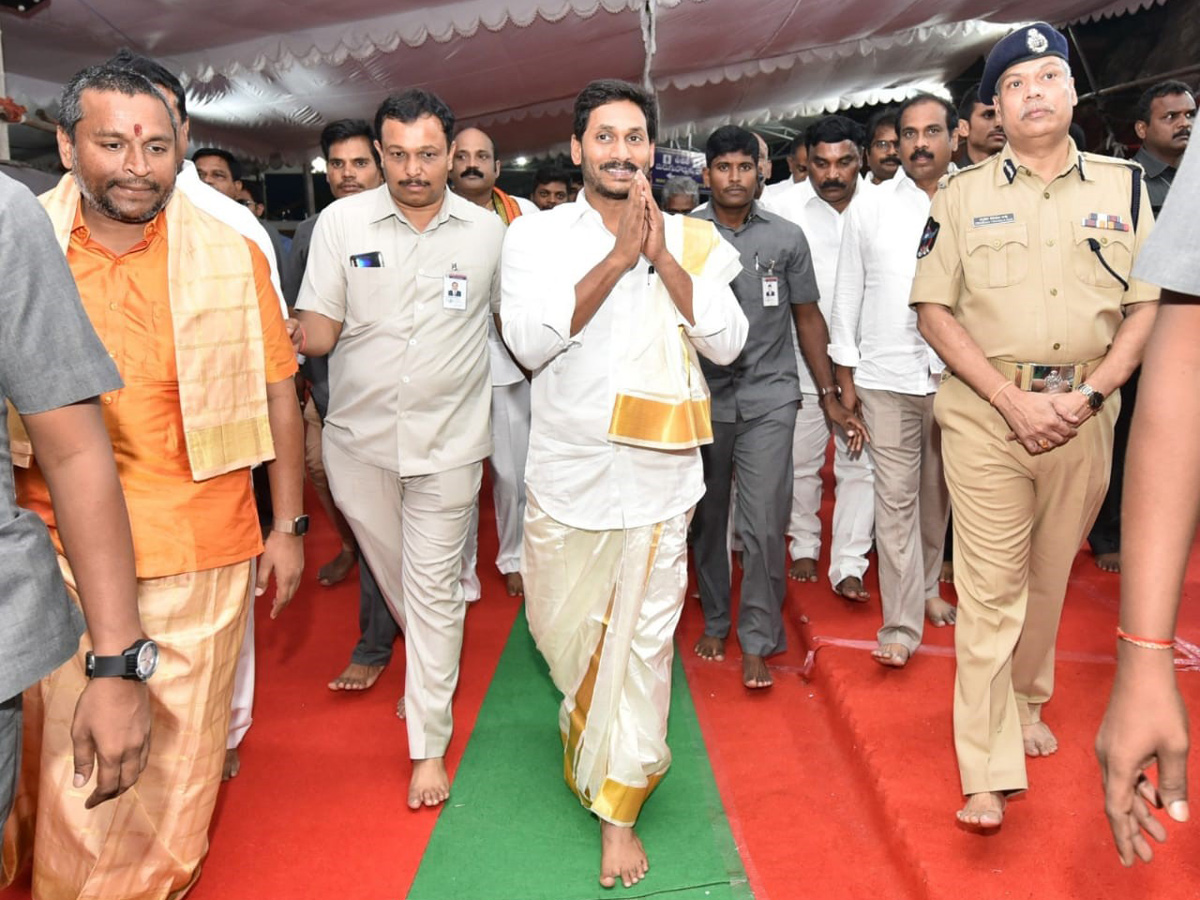 CM YS Jagan Offers Silk Robes To Goddess KanakaDurgamma Photo Gallery - Sakshi16