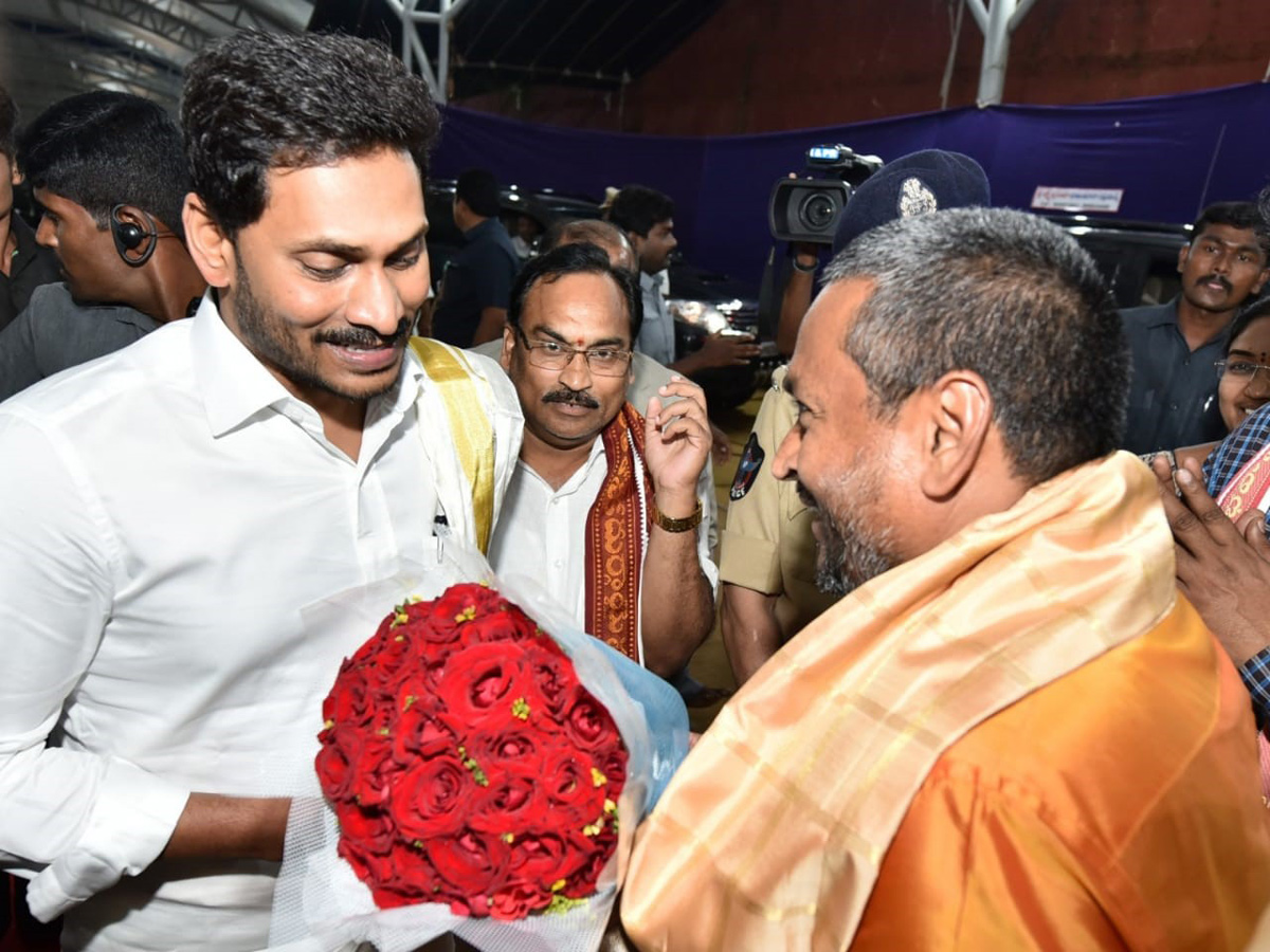 CM YS Jagan Offers Silk Robes To Goddess KanakaDurgamma Photo Gallery - Sakshi17