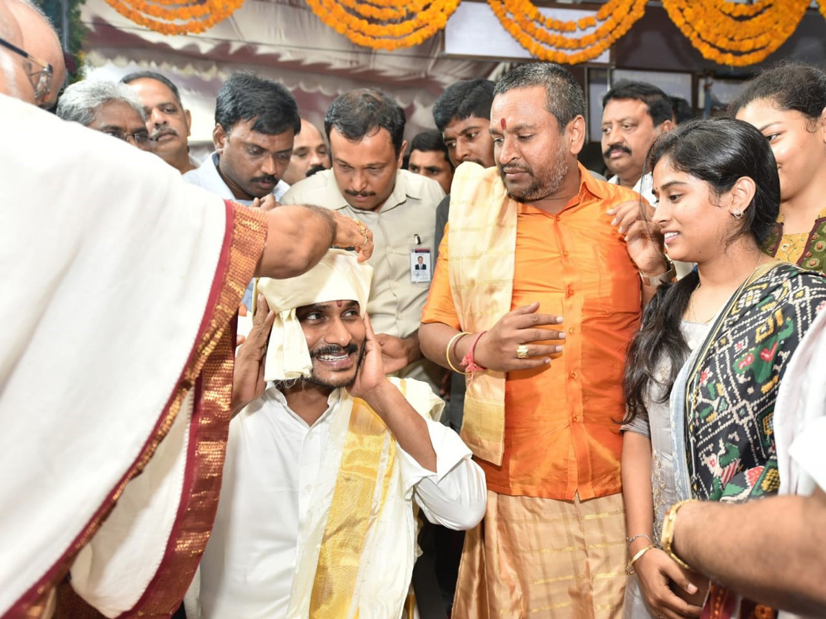 CM YS Jagan Offers Silk Robes To Goddess KanakaDurgamma Photo Gallery - Sakshi18