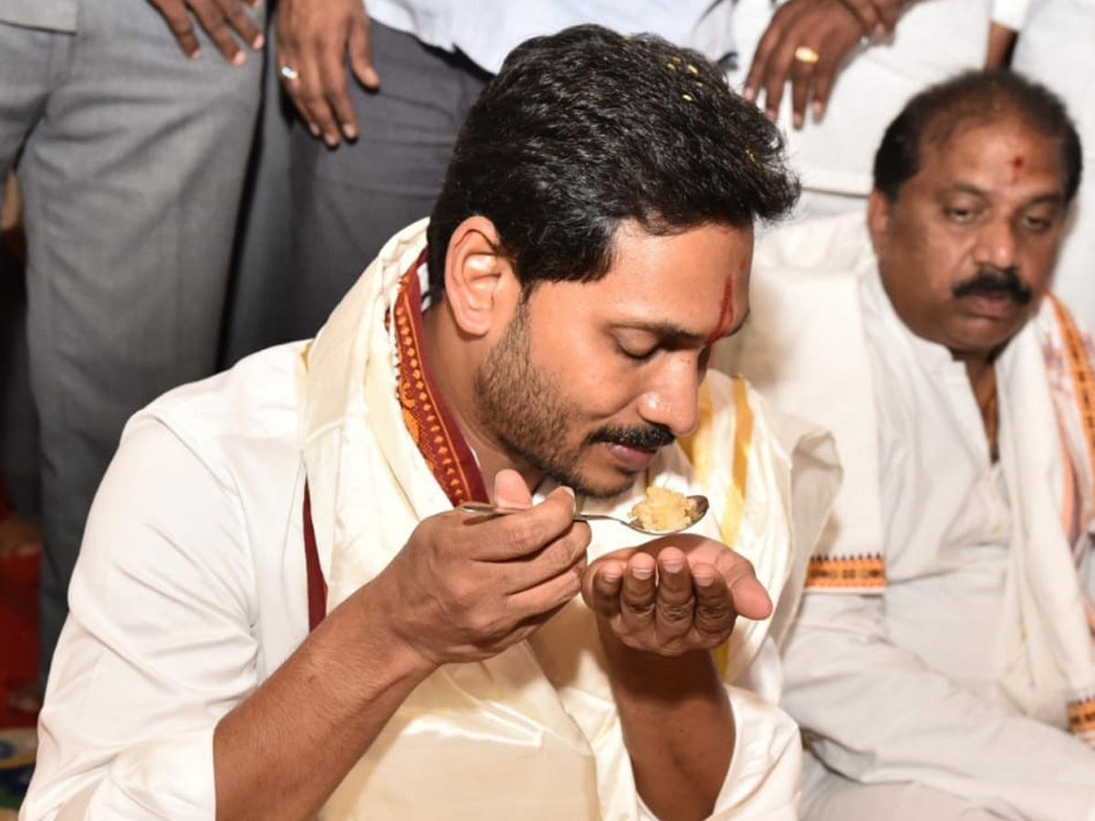 CM YS Jagan Offers Silk Robes To Goddess KanakaDurgamma Photo Gallery - Sakshi19