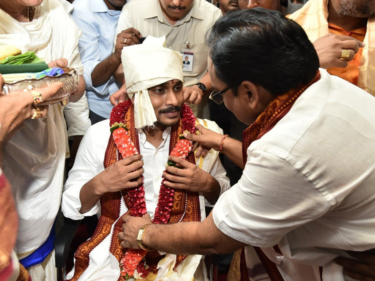 CM YS Jagan Offers Silk Robes To Goddess KanakaDurgamma Photo Gallery - Sakshi2