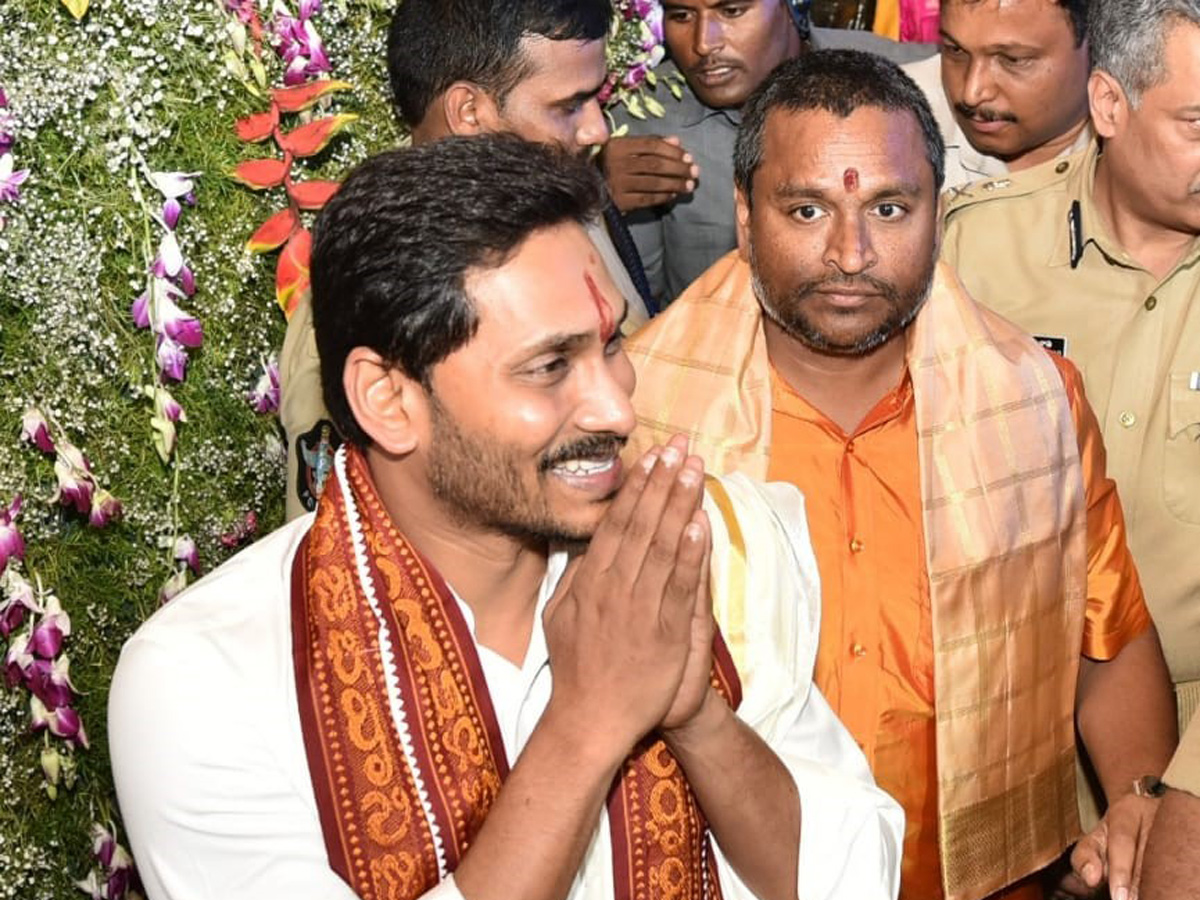 CM YS Jagan Offers Silk Robes To Goddess KanakaDurgamma Photo Gallery - Sakshi20