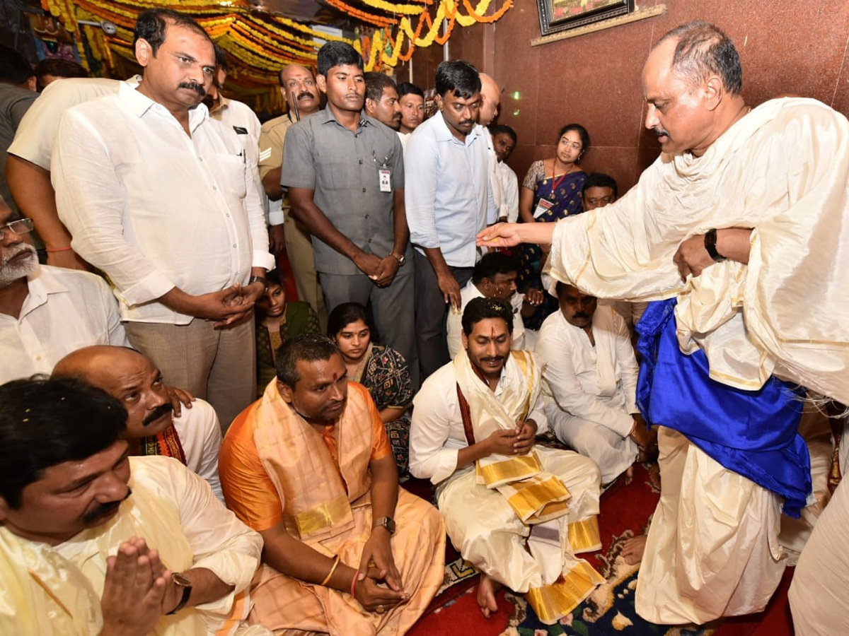 CM YS Jagan Offers Silk Robes To Goddess KanakaDurgamma Photo Gallery - Sakshi21