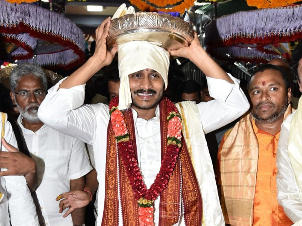 CM YS Jagan Offers Silk Robes To Goddess KanakaDurgamma Photo Gallery - Sakshi22