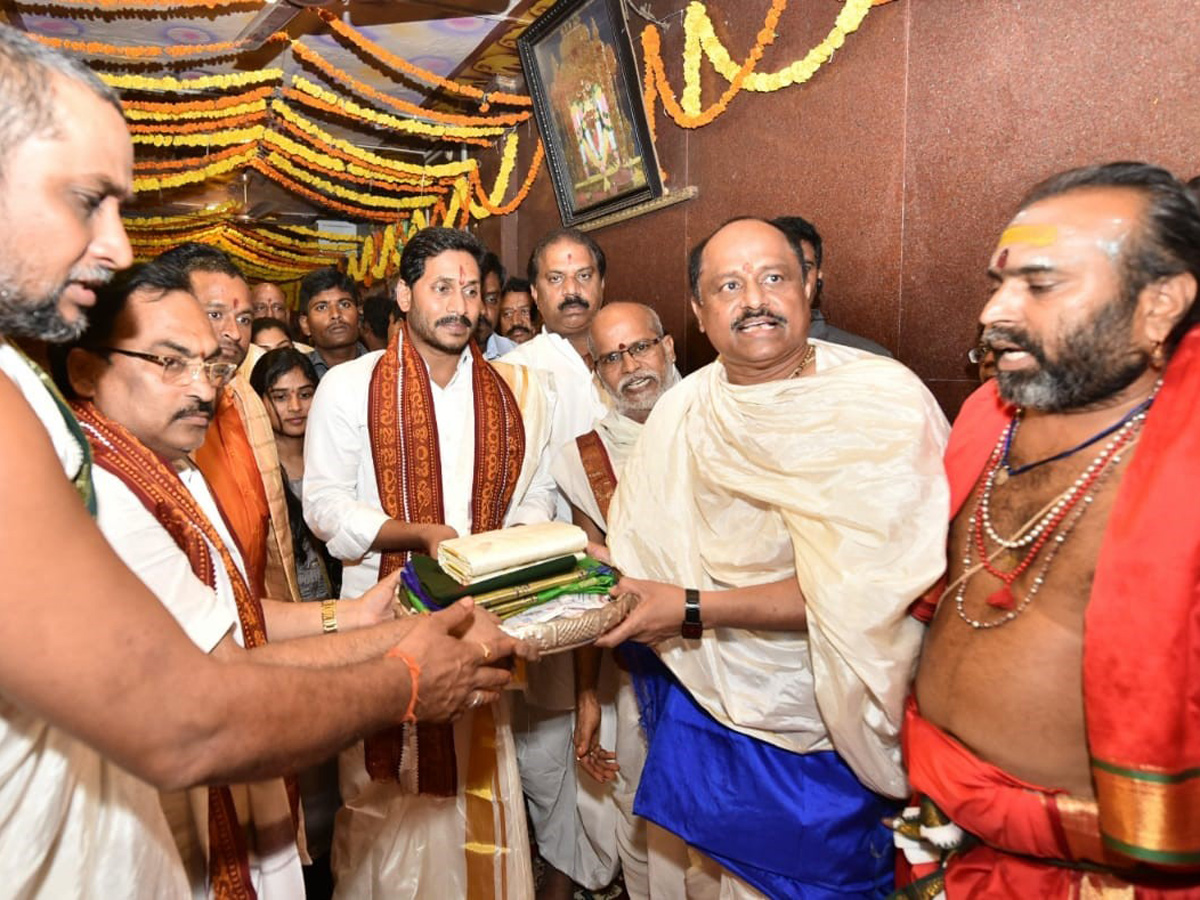 CM YS Jagan Offers Silk Robes To Goddess KanakaDurgamma Photo Gallery - Sakshi3