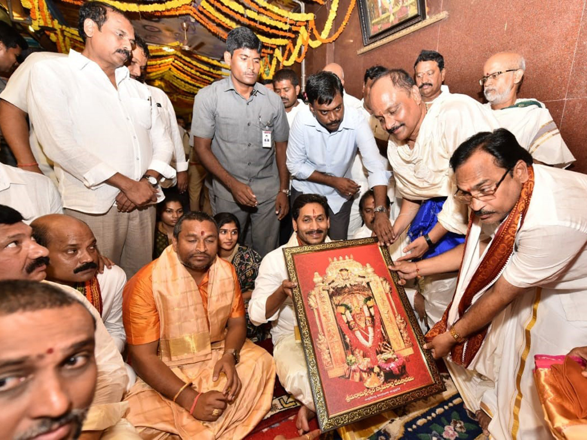 CM YS Jagan Offers Silk Robes To Goddess KanakaDurgamma Photo Gallery - Sakshi4